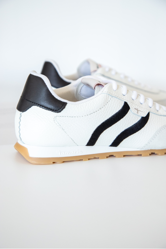 Женские кроссовки Tamaris с декоративными элементами.